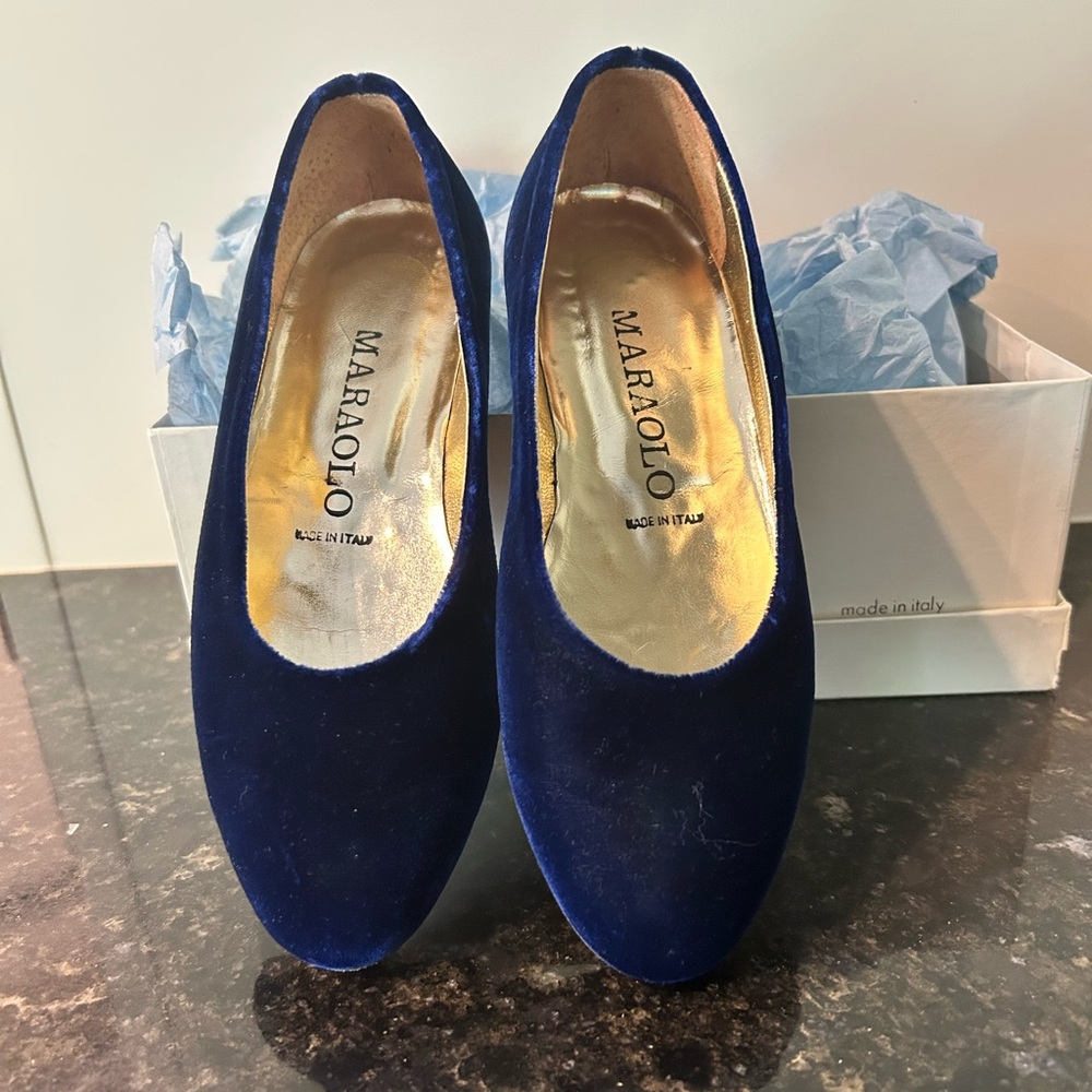 Little girl’s navy velvet ballet slippers, size 13